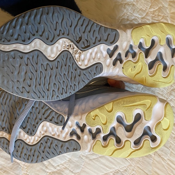 Like-new women's Nike sneakers size 7 VT2 model - Picture 2 of 3